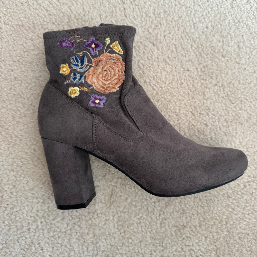 Carlos Santana "Reva" Floral Embroidered Ankle Boots Boho Faux Suede Size 7.5 - Picture 2 of 9